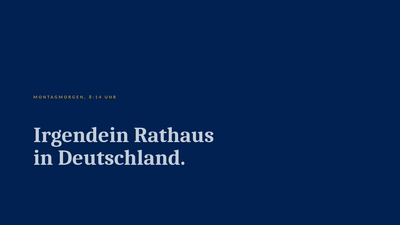 Startbild des Films mit dem Text: Montagmorgen, 8:14 Uhr. Irgendein Rathaus in Deutschland.